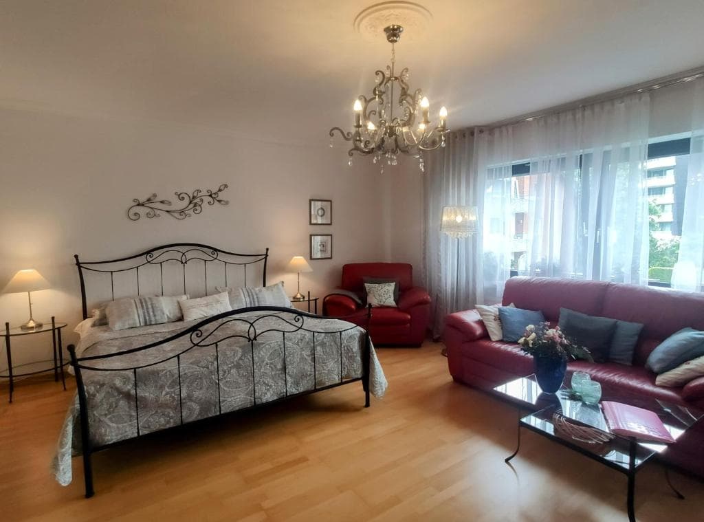 Erholungs Apartment - Wohn- und Schlafbereich mit Doppelbett und Kronleuchter