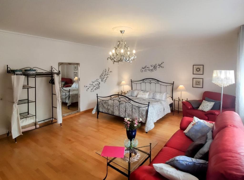 Erholungs Apartment - Schlafbereich mit Kleiderstange und Spiegel