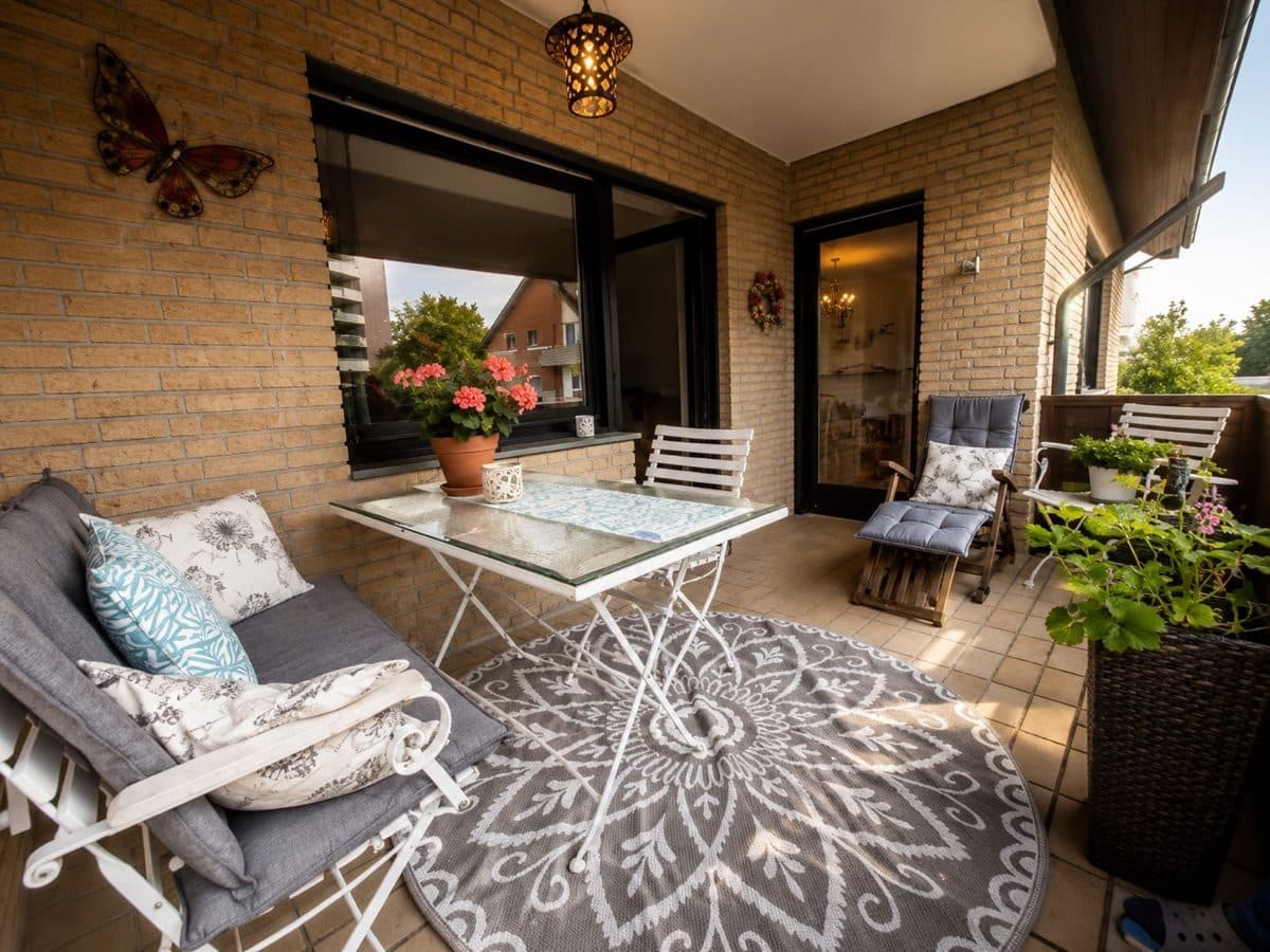 Erholungs Apartment - Gemütlicher Balkon mit Sitzgruppe, Pflanzen und Loungeliege