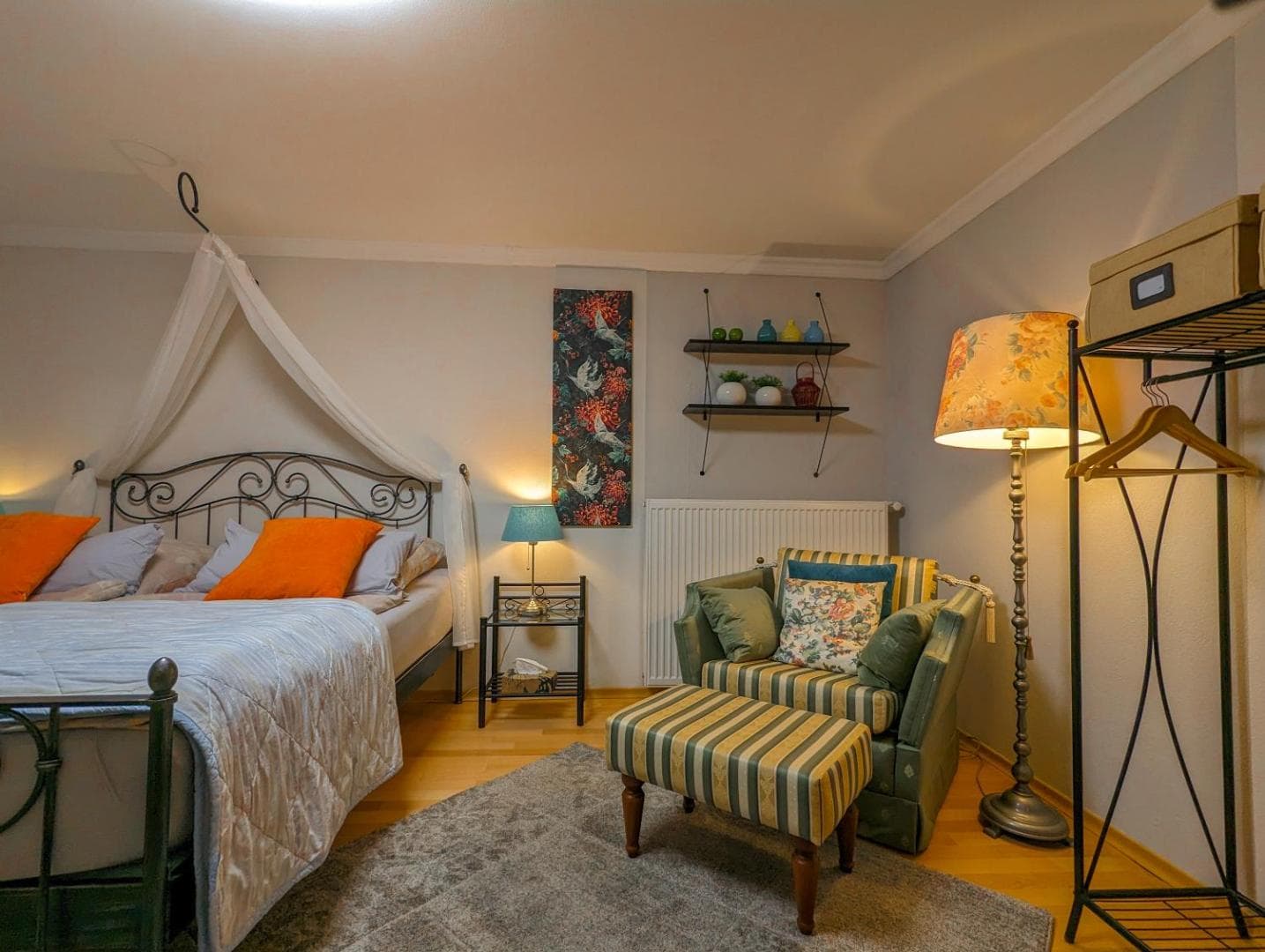 Erholungs Kellerchen - Gemütliches Schlafzimmer mit Baldachin