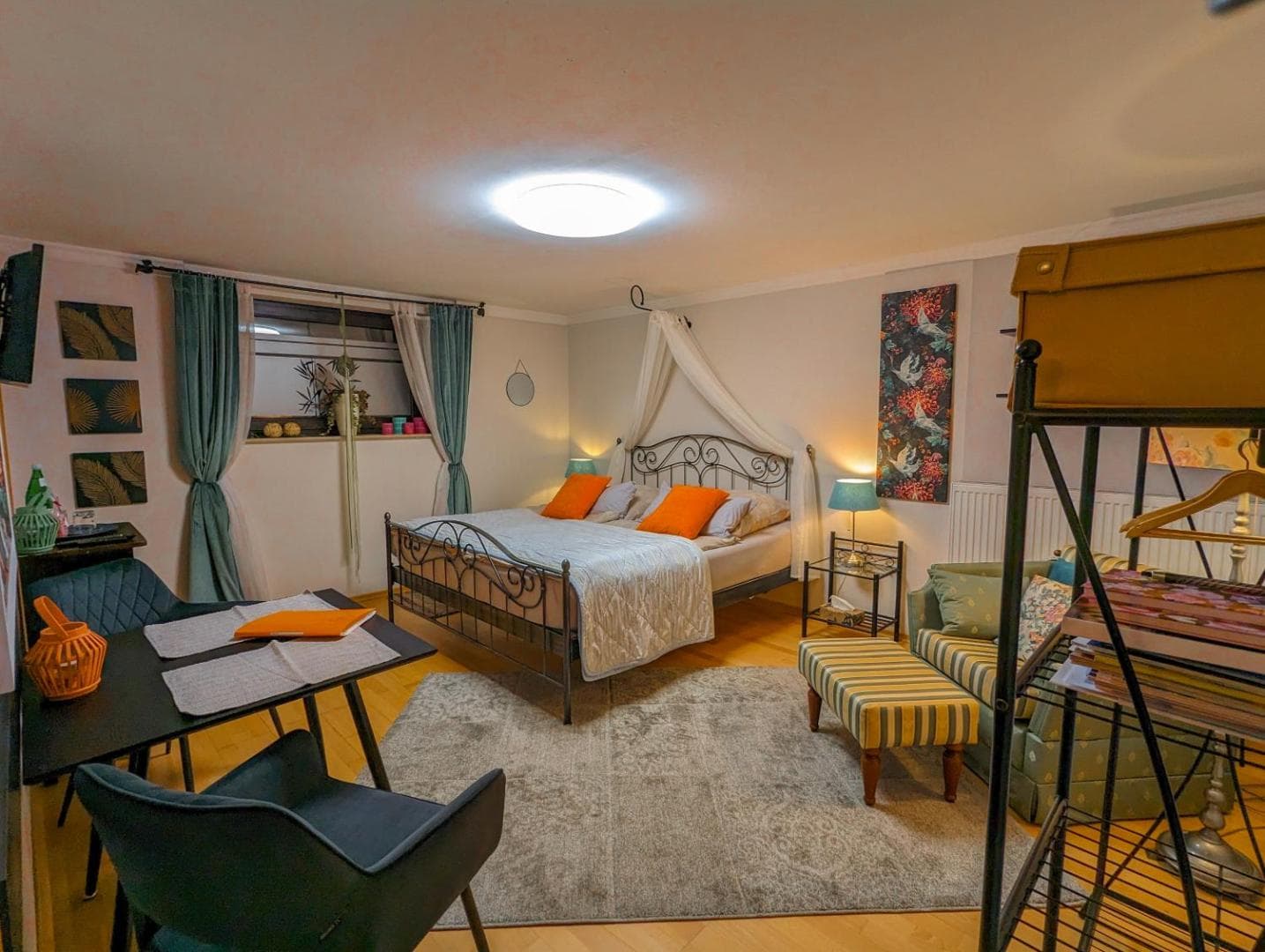 Erholungs Kellerchen - Gesamtansicht mit Doppelbett und Sitzecke