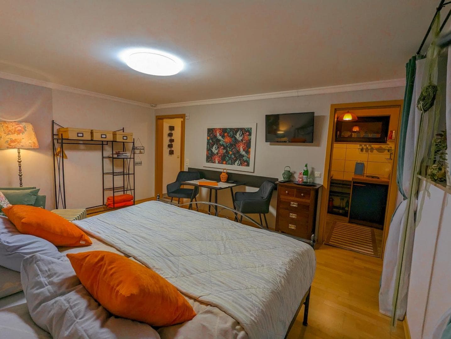 Erholungs Kellerchen - Bett mit Blick auf Essbereich und Küche