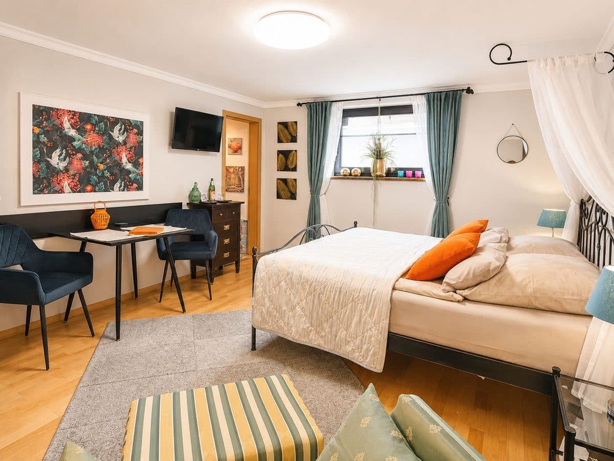 Erholungs Kellerchen - Schlafzimmer mit Doppelbett, Essecke und Smart-TV