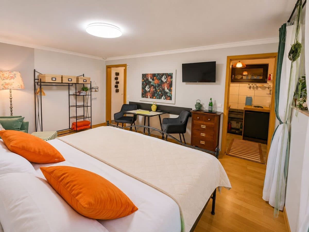 Erholungs Kellerchen - Großzügiger Schlafbereich mit Bett, Ablage und Küchenzeile