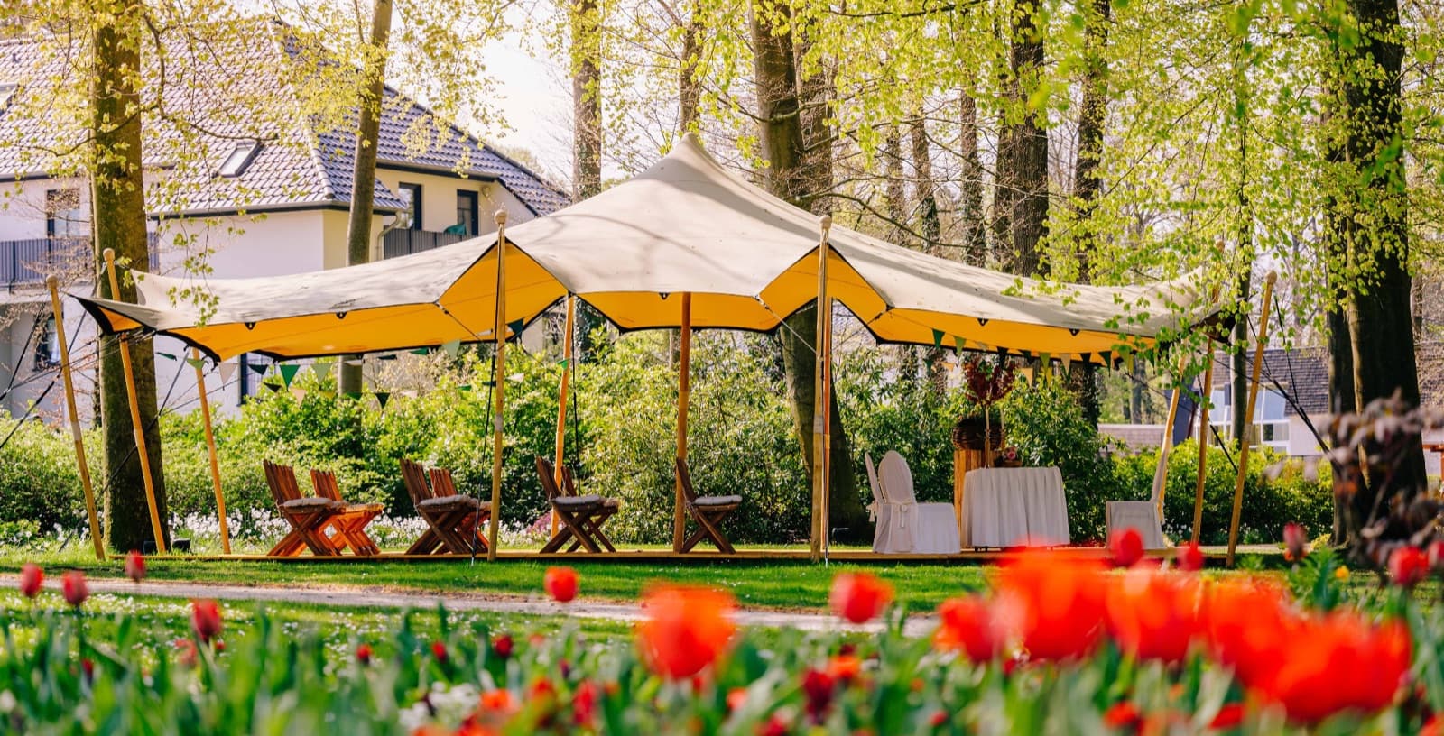 Pavillon im Frühling mit Tulpen